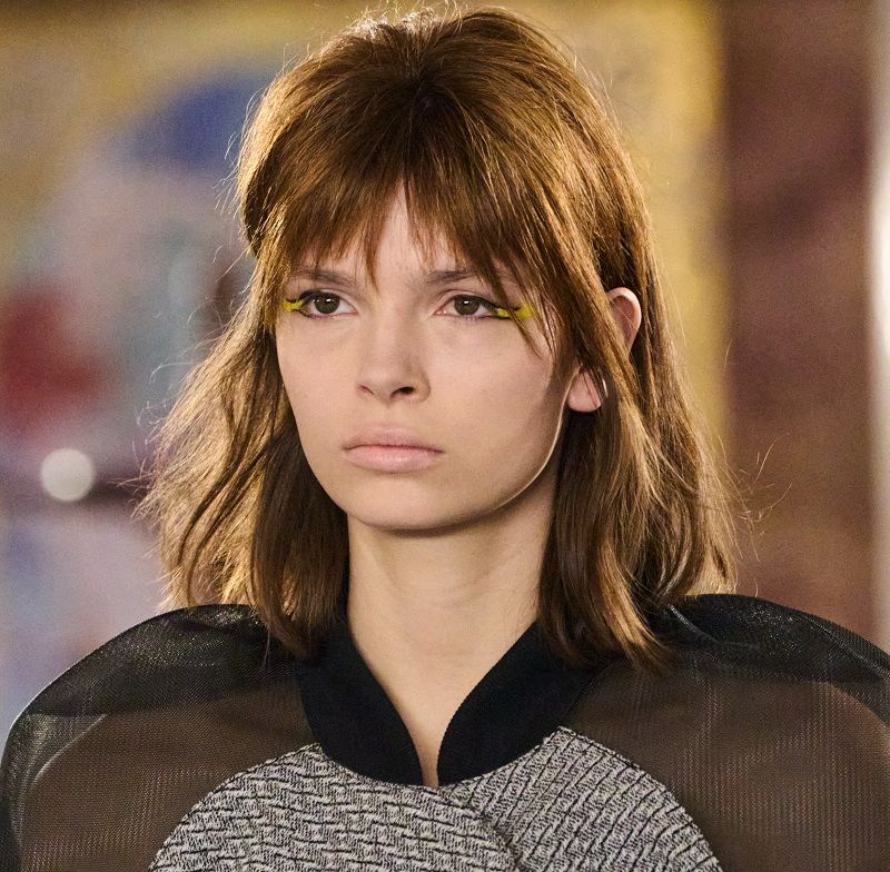 صور تسريحات للمناسبات تلائم الشعر الخفيف؟ إليك اختيارات تعزز كثافته