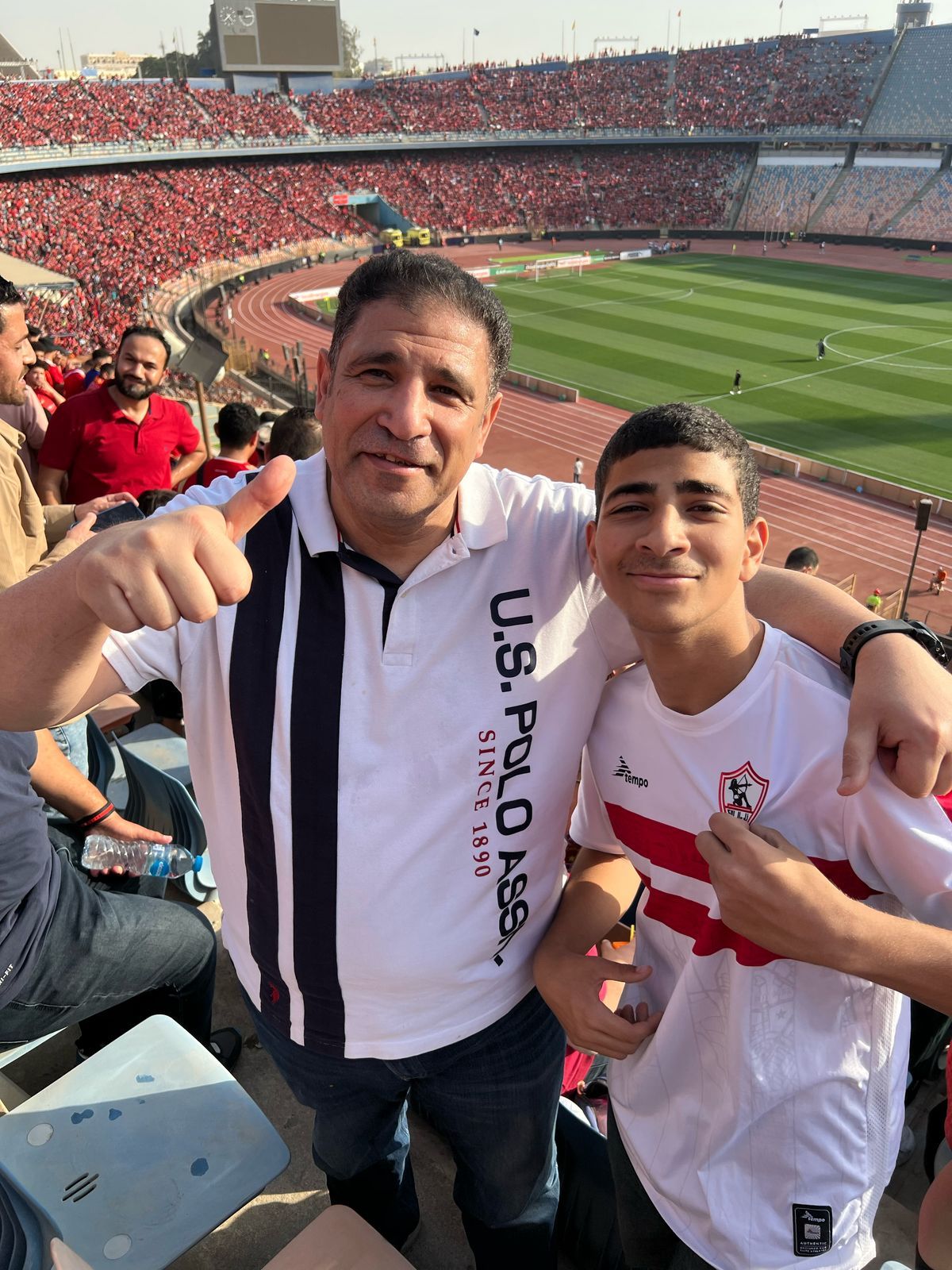 مشجع زملكاوى يؤازر الأهلي فى المدرجات أمام صن داونز بدورى الأبطال