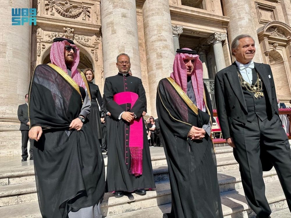 "الجبير" ينقل تعازي القيادة في وفاة البابا لرئيس وزراء الفاتيكان
