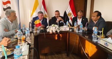 نقيب المرافق يبحث تعزيز التعاون مع وفد عمالى من نقابة المياه الرومانية