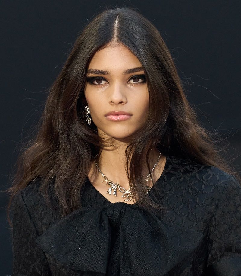 صور تسريحات للمناسبات تلائم الشعر الخفيف؟ إليك اختيارات تعزز كثافته