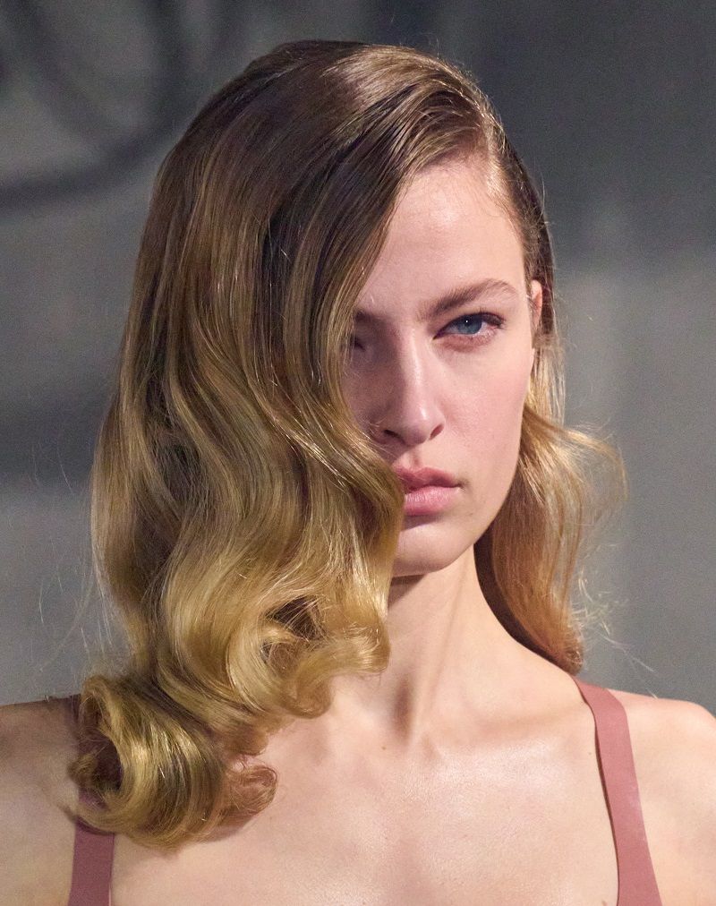 صور تسريحات للمناسبات تلائم الشعر الخفيف؟ إليك اختيارات تعزز كثافته