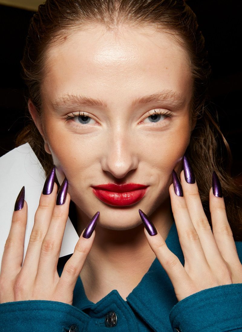 موضة الأظافر المعدنية صيحة تتصدر موضة الجمال لصيف 2025.. تعرفي إليها بالصور