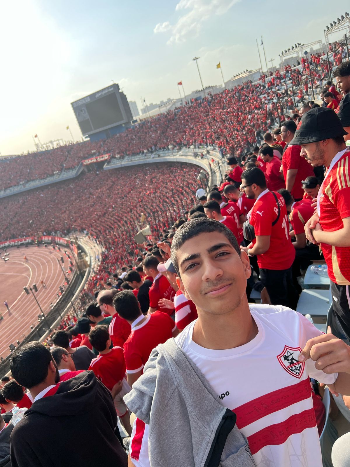 مشجع زملكاوى يؤازر الأهلي فى المدرجات أمام صن داونز بدورى الأبطال