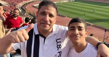 مشجع زملكاوى يؤازر الأهلي فى المدرجات أمام صن داونز بدورى الأبطال