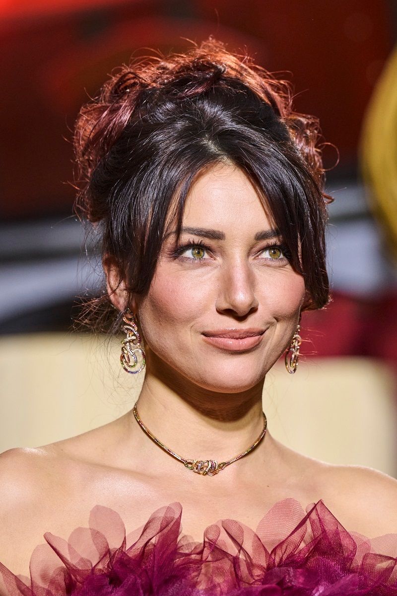 صور تسريحات للمناسبات تلائم الشعر الخفيف؟ إليك اختيارات تعزز كثافته