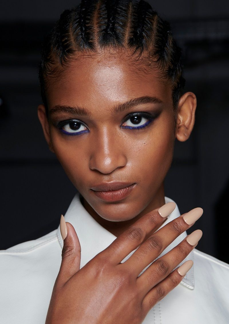 موضة الأظافر المعدنية صيحة تتصدر موضة الجمال لصيف 2025.. تعرفي إليها بالصور