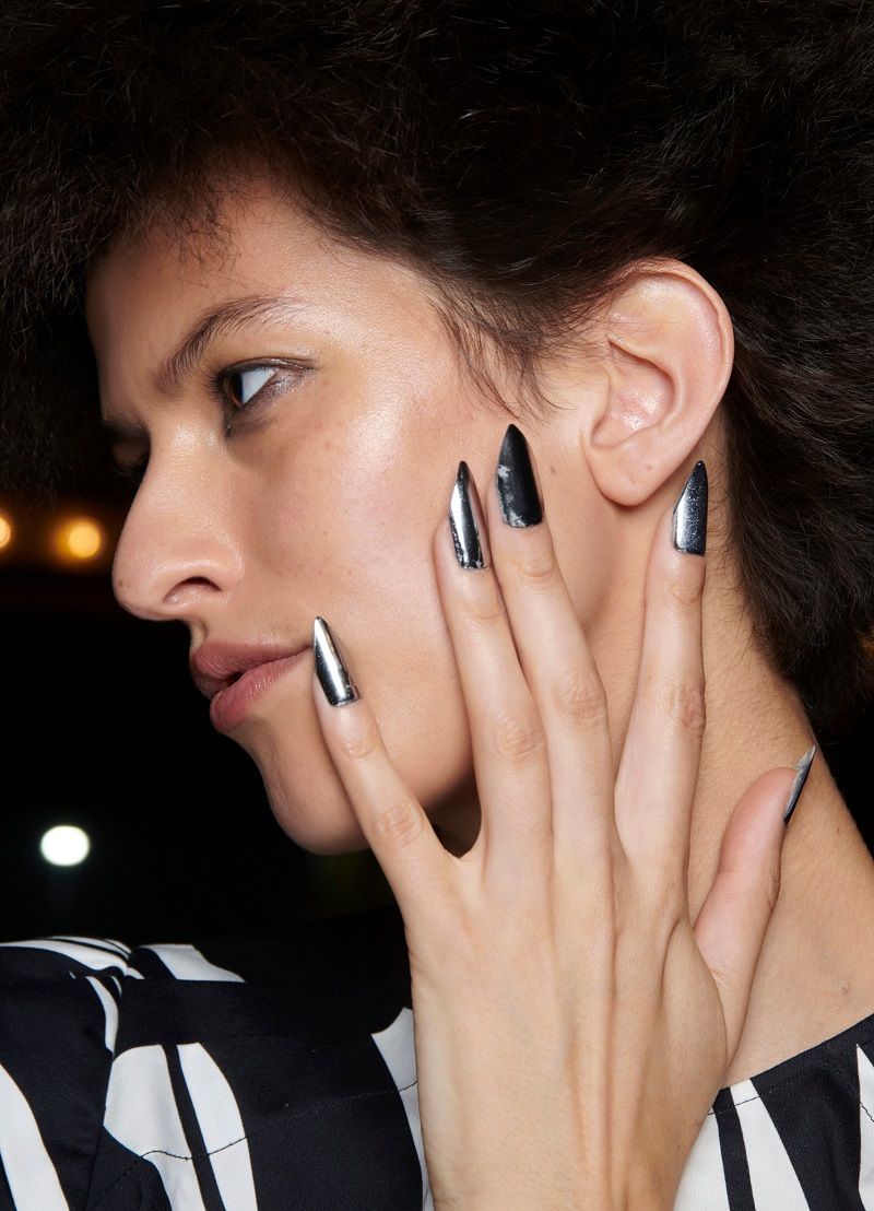 موضة الأظافر المعدنية صيحة تتصدر موضة الجمال لصيف 2025.. تعرفي إليها بالصور