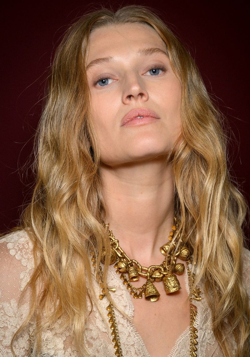 صور تسريحات للمناسبات تلائم الشعر الخفيف؟ إليك اختيارات تعزز كثافته