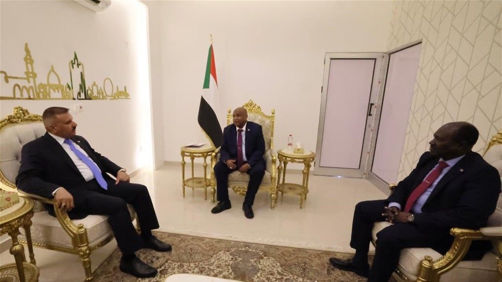 الشمري يسلم رئيس مجلس السيادة السوداني دعوة حضور القمة العربية
