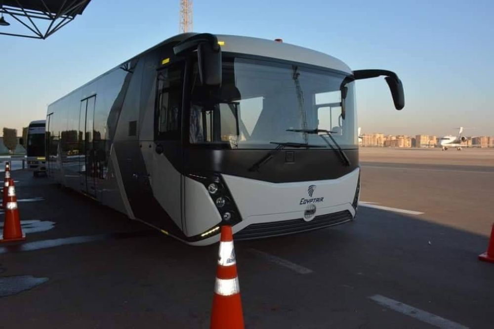 اصطدام حافلة بأحد الأعمدة في مطار القاهرة وإصابات طفيفة بين الركاب