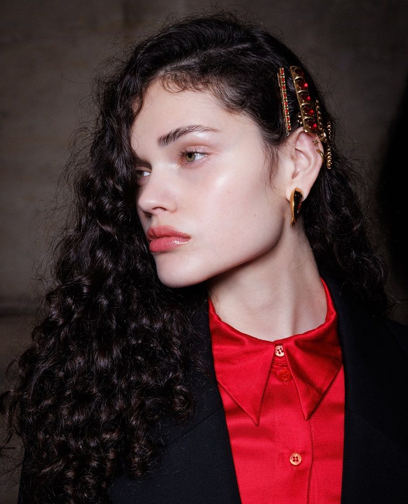 صور تسريحات للمناسبات تلائم الشعر الخفيف؟ إليك اختيارات تعزز كثافته