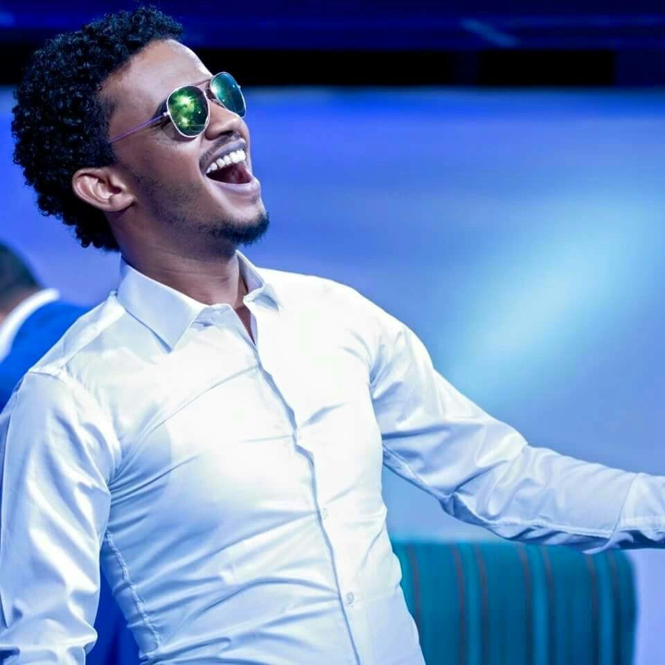 شاهد بالفيديو.. (انت البرهان ولا شنو؟).. صديق الفنان حسين الصادق يسخر منه ويثير ضحكات “الدكاترة” والحاضرين