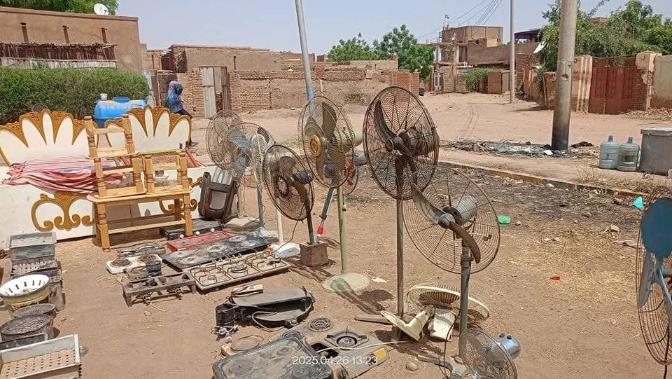 شاهد بالصور.. في مبادرة جميلة.. شباب حي “شمبات” بمدينة بحري يقومون بجمع الأدوات الكهربائية والأغراض المفقودة من منازل جيرانهم في مكان واحد ويطالبون أصحابها من الأهالي بالحضور لاستلامها