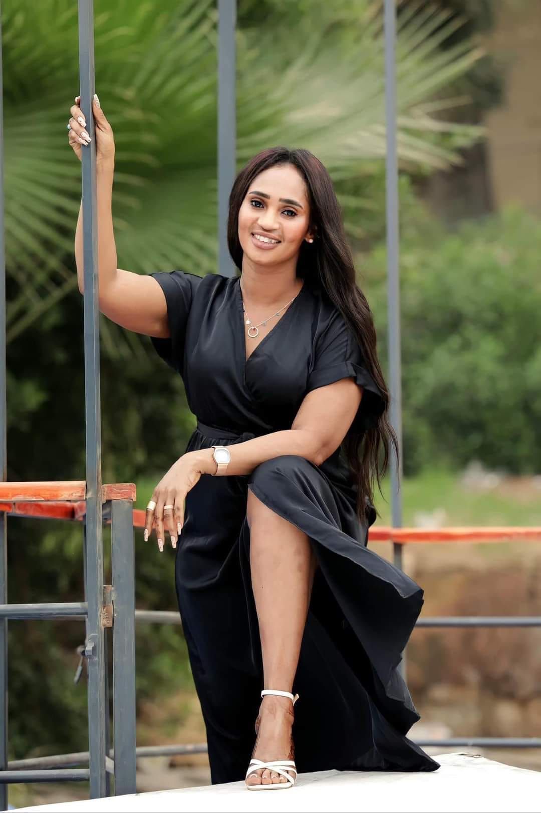 شاهد بالفيديو.. الفنانة عشة الجبل تظهر وهي تغني (حافية القدمين) خلال حفل زواج حاشد أحيته بمدينة بورتسودان وساخرون: (الشال شبط عشوشة يرجعو ليها)