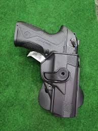 شاهد بالفيديو.. بالزي العسكري وعلى يدها “الطبنجة”.. فتاة سودانية تقتحم حفل غنائي وتقدم فواصل من الرقص