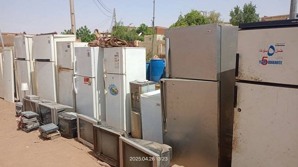 شاهد بالصور.. في مبادرة جميلة.. شباب حي “شمبات” بمدينة بحري يقومون بجمع الأدوات الكهربائية والأغراض المفقودة من منازل جيرانهم في مكان واحد ويطالبون أصحابها من الأهالي بالحضور لاستلامها