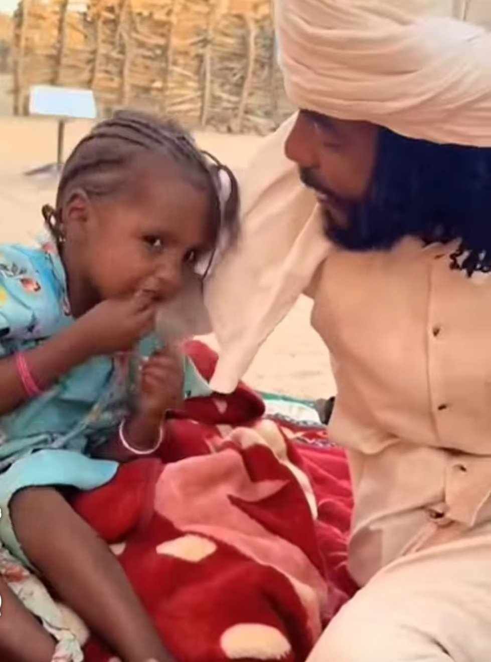 شاهد بالصورة والفيديو.. طفلة سودانية بدارفور تصدم جنود الدعم السريع وتعلن مساندتها ووقفتها مع الجيش: (أنا تابعة للبرهان وكيكل) والجنود يردون عليها: (نقعد في بيت واحد كيف انتي فلولية ونحنا جاهزية)