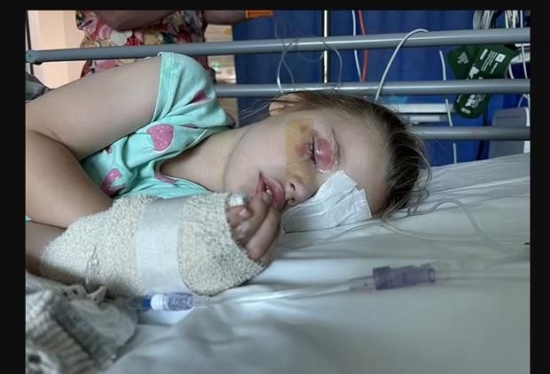 أضرار الإصابة بمواد التنظيف.. مسحوق غسيل شهير يصيب طفلة بالعمى