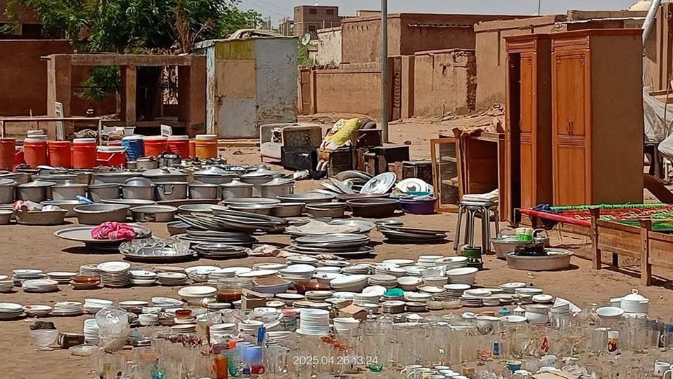 شاهد بالصور.. في مبادرة جميلة.. شباب حي “شمبات” بمدينة بحري يقومون بجمع الأدوات الكهربائية والأغراض المفقودة من منازل جيرانهم في مكان واحد ويطالبون أصحابها من الأهالي بالحضور لاستلامها