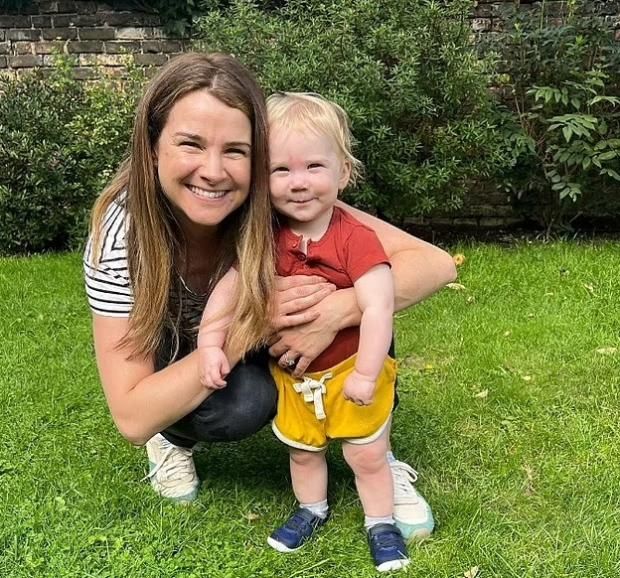 أضرار الإصابة بمواد التنظيف.. مسحوق غسيل شهير يصيب طفلة بالعمى