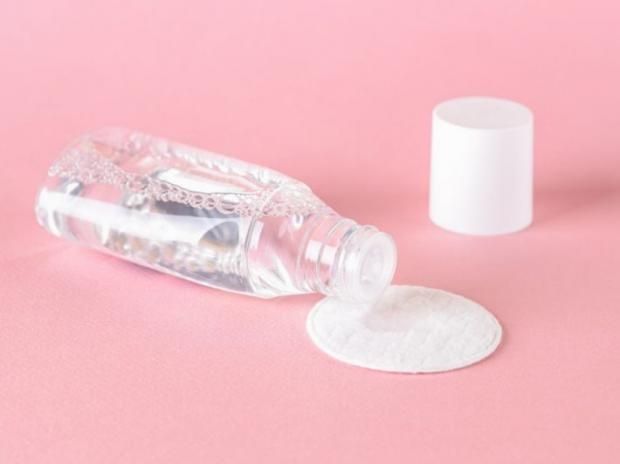 لماذا تلجأ الفتيات لاستخدام الميسيلار ووتر للتخلص من المكياج؟