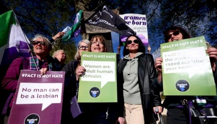 بريطانيا لإجراءات جديدة حول استخدام دورات المياه والأزياء