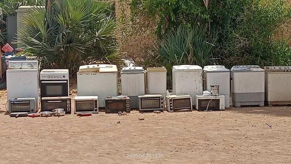 شاهد بالصور.. في مبادرة جميلة.. شباب حي “شمبات” بمدينة بحري يقومون بجمع الأدوات الكهربائية والأغراض المفقودة من منازل جيرانهم في مكان واحد ويطالبون أصحابها من الأهالي بالحضور لاستلامها