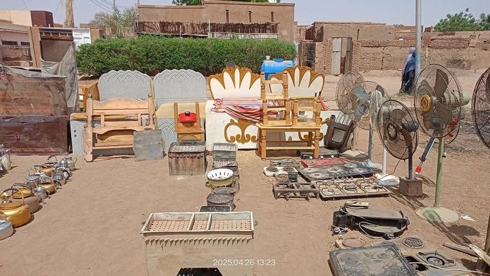 شاهد بالصور.. في مبادرة جميلة.. شباب حي “شمبات” بمدينة بحري يقومون بجمع الأدوات الكهربائية والأغراض المفقودة من منازل جيرانهم في مكان واحد ويطالبون أصحابها من الأهالي بالحضور لاستلامها