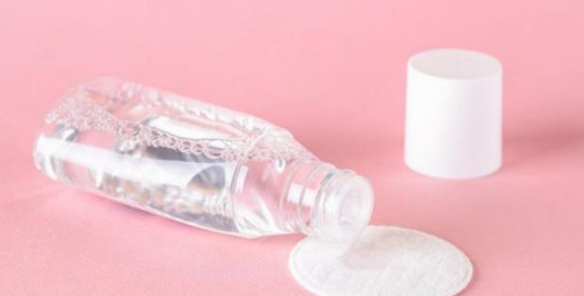 لماذا تلجأ الفتيات لاستخدام الميسيلار ووتر للتخلص من المكياج؟