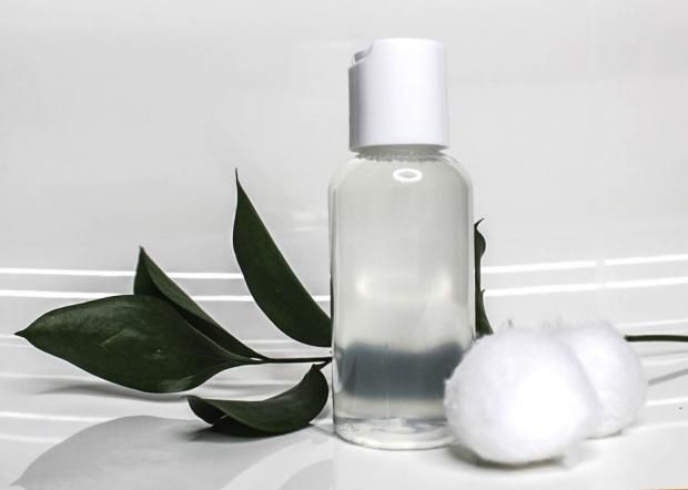 لماذا تلجأ الفتيات لاستخدام الميسيلار ووتر للتخلص من المكياج؟