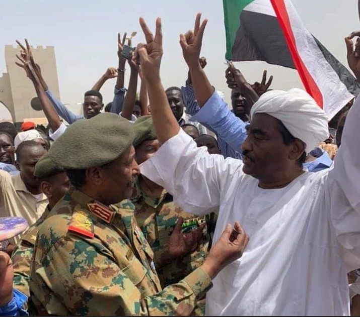 شاهد بالفيديو.. مواطنون سودانيون يحاصرون رئيس حزب المؤتمر السوداني إبراهيم الشيخ بهتافات معادية ويرفضون دخوله مباني السفارة السودانية بالقاهرة