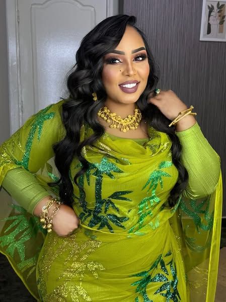 شاهد بالصور.. الفنانة هدى عربي تودع القاهرة بإطلالة ساحرة وتكشف عن رحلتها القادمة