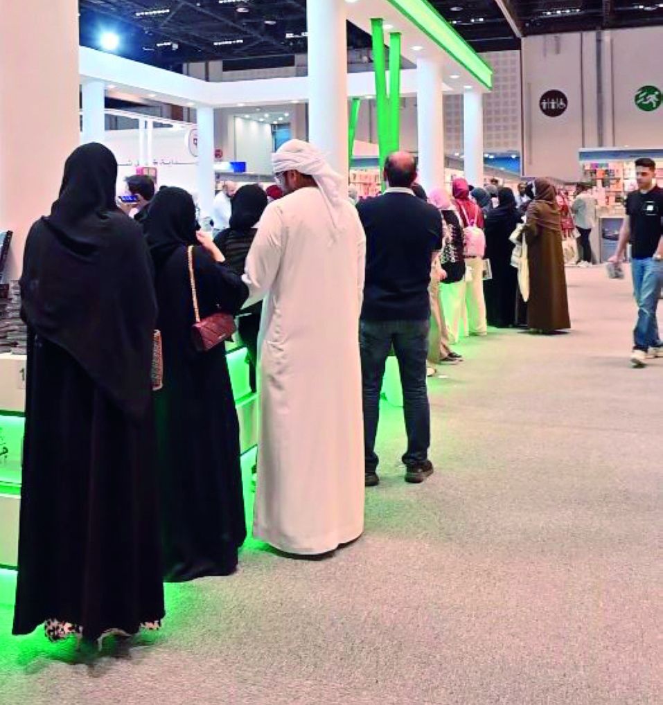 الامارات | أسامة المسلم لمنتقديه من بين الطوابير: قُرّائي بالملايين