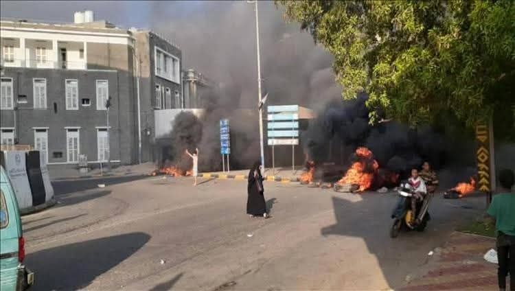 عدن.. قوات أمنية تقمع احتجاجات غاضبة بسبب تردي الأوضاع وانقطاع الكهرباء