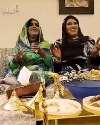 شاهد بالفيديو.. تبادلن القفشات والحديث باللهجة المصرية.. جمهور مواقع التواصل ينفجر بالضحكات بعد متابعته بث مباشر للمطربتين إنصاف مدني وحنان بلوبلو