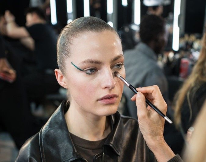 خبراء مكياج وراء كواليس عروض الأزياء.. جنود مجهولون خلف الإطلالات الساحرة