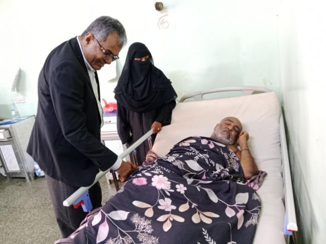 مدير شرطة السير بعدن يزور الملازم أمين محمد في المستشفى ويوجه بتغطية نفقات علاجه