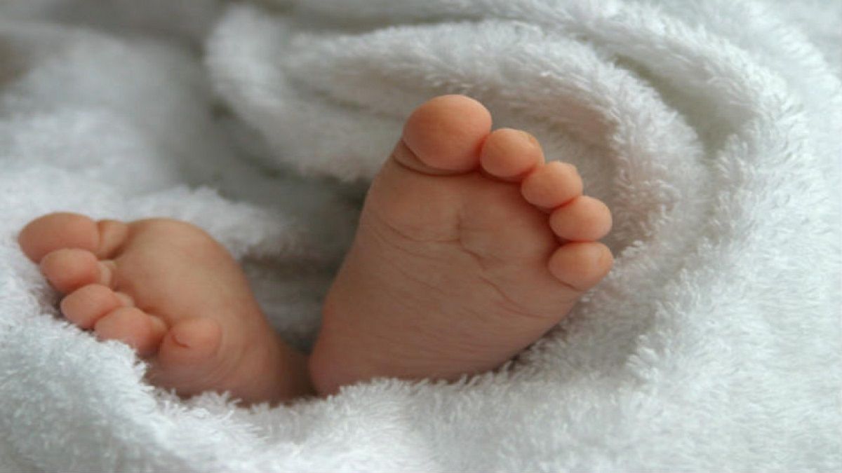 الامارات | حدث بالفعل وليس مشهداً من فيلم.. امرأة تلد طفلها في السيارة