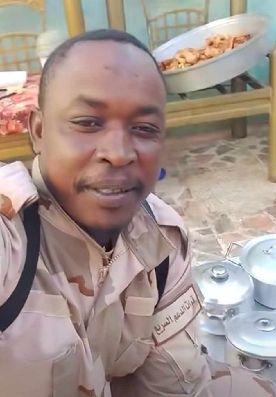 شاهد بالصورة والفيديو.. أحد أفراد الدعم السريع يقوم بتصوير زوجته داخل المنزل أثناء تجهيزها الطعام ويثير سخرية جمهور مواقع التواصل