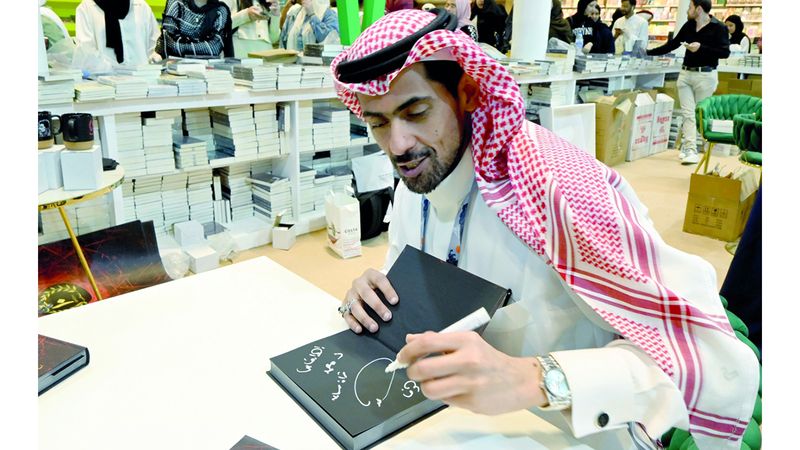 الامارات | أسامة المسلم لمنتقديه من بين الطوابير: قُرّائي بالملايين