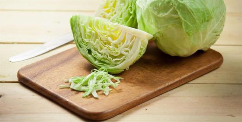 مكون في السلطة وراء التسمم الغذائي.. هل يسبب سرطان الأمعاء؟