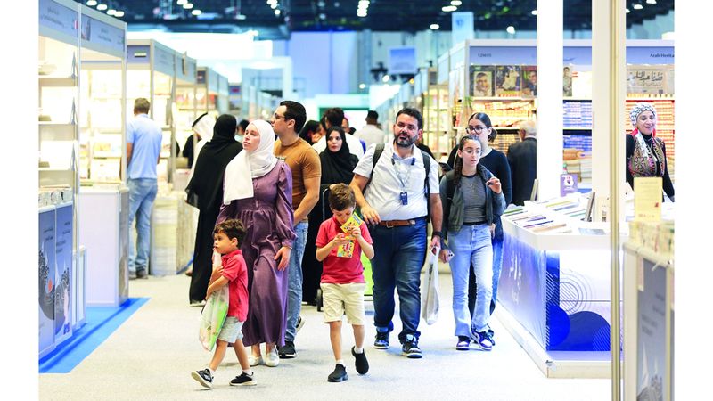 الامارات | زوار «أبوظبي للكتاب» يتجولون في شارع المتنبي.. ويستريحون «في ظلال الغاف»