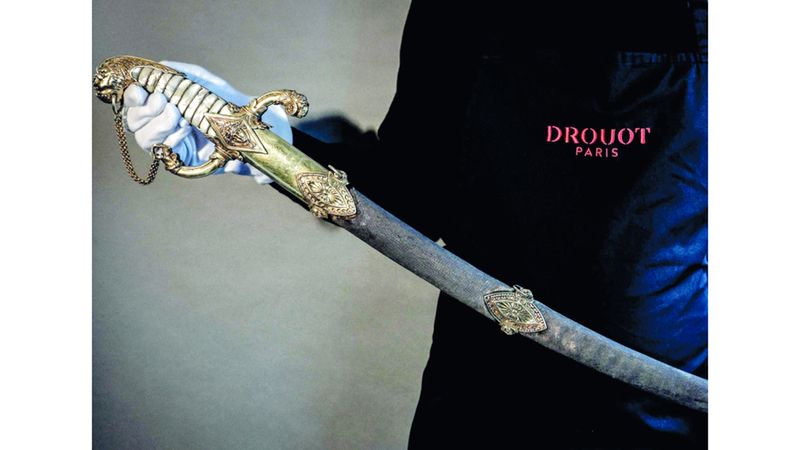 الامارات | مزاد في باريس على سيف نابليون