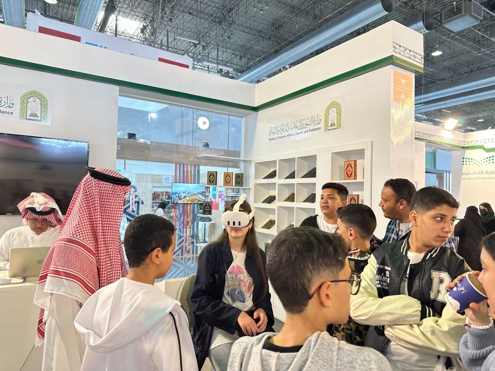 "الواقع الافتراضي" ينقل زوار معرض تونس للكتاب إلى الحرمين الشريفين