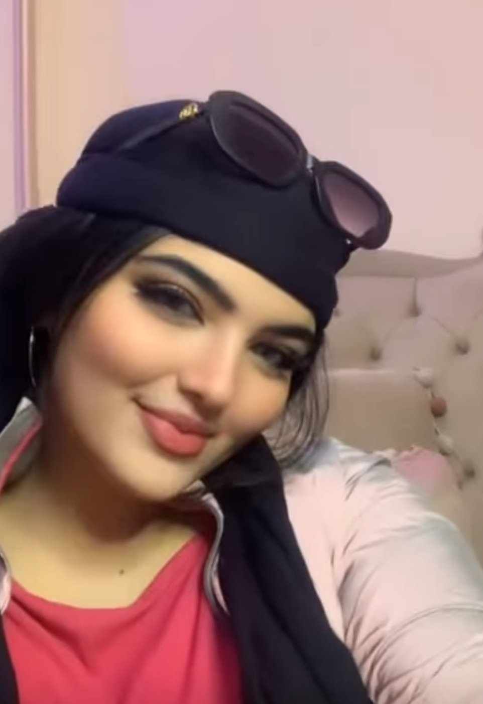 شاهد بالصورة والفيديو.. رغم إستماعها لها بشكل متكرر.. تيكتوكر مصرية حسناء تعترف: فهمت كلمات الأغنية السودانية الشهيرة (الليلة بالليل) عقب الحرب وبعد نزوح السودانيين إلى مصر وتشرح معانيها