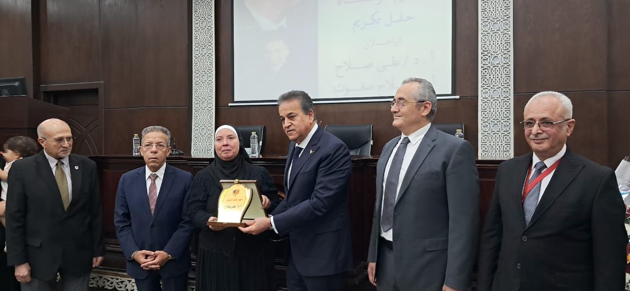 وزير الصحة يخلد ذكرى شهيدى الواجب الدكتور على صلاح وصلاح صفوت بجائزة سنوية