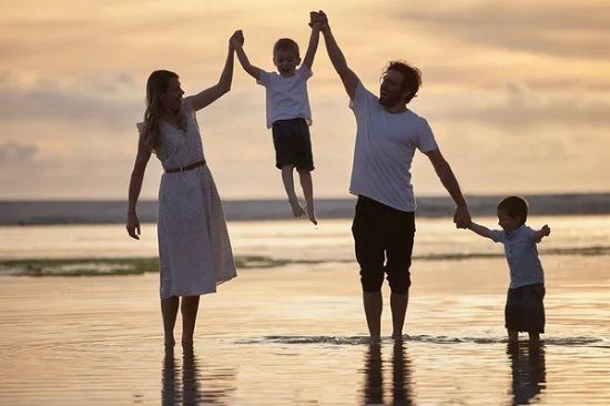 طالع الأبراج: 4 أبراج تعشق دفء العائلة وتنظيم يوم أسرى.. السرطان والحوت الأبرز