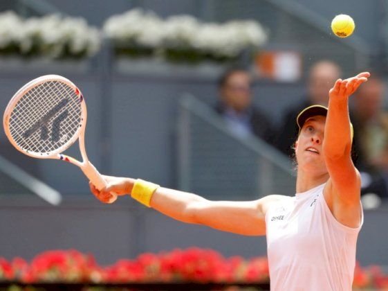 دورة مدريد: شفيونتيك إلى ربع النهائي بصعوبة وخروج زفيريرف وتسيتسيباس