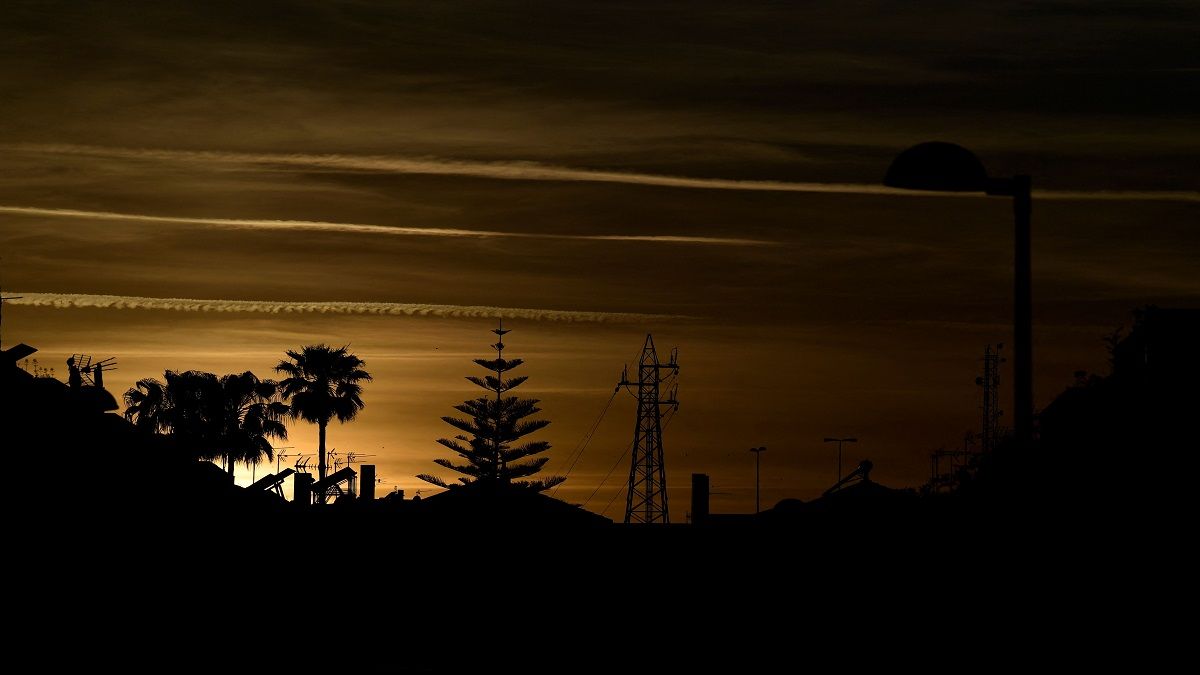 الامارات | هل يمكن لشبكة كهرباء أن تنهار في 5 ثوان.. كيف غرقت إسبانيا والبرتغال في الظلام؟